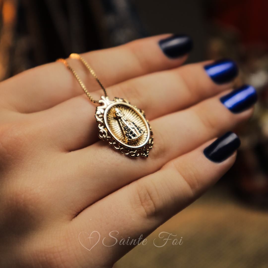 Collier de Notre-Dame avec Cadre en Or