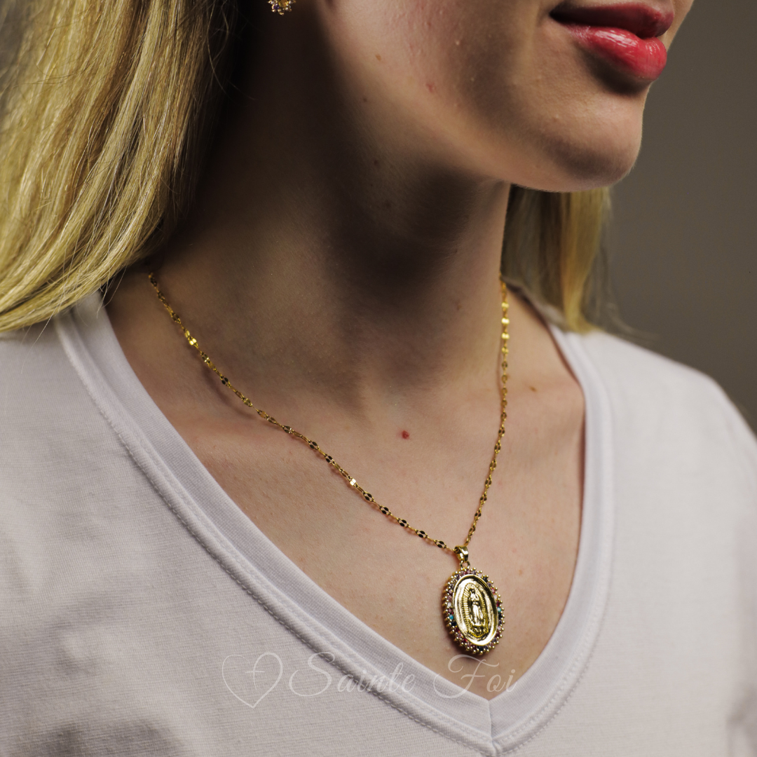 (ACHETEZ 1, OBTENEZ 2) Collier Notre-Dame de Guadalupe Enveloppé de Zircon